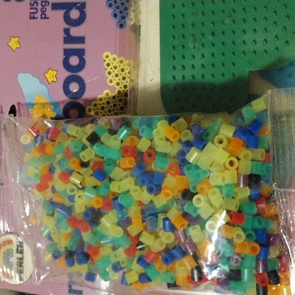 Craft for kids 8 Pegboards and package of Beads NIP - Picture 2 of 5